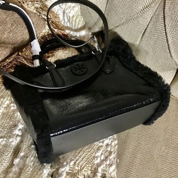 TORY BURCH CRINKLE PATENT LEATHER SHEARLING CROSSBODY BAG OR HANDBAG - Picture 7 of 12